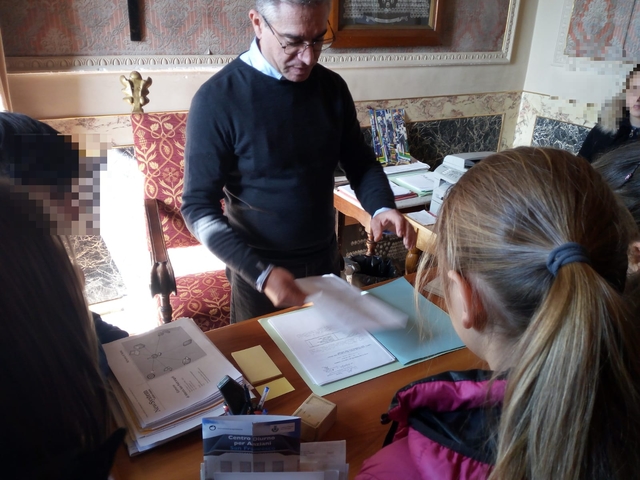 I bambini della quinta Primaria a lezione di cittadinanza in Comune.